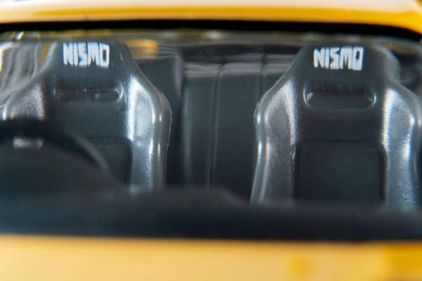 LV-N305a NISMO 400R (Yellow) Tomytec Auto a Escala Diecast - Imagen 9