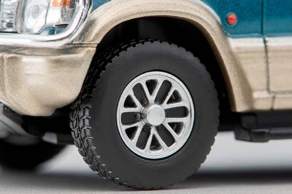 LV-N206c Mitsubishi Pajero Mid-Roof Wide VR Option Parts Equipped Vehicle (Green/Beige) 1991 Model With Tent And Figure Tomytec Auto a Escala Diecast - Imagen 9