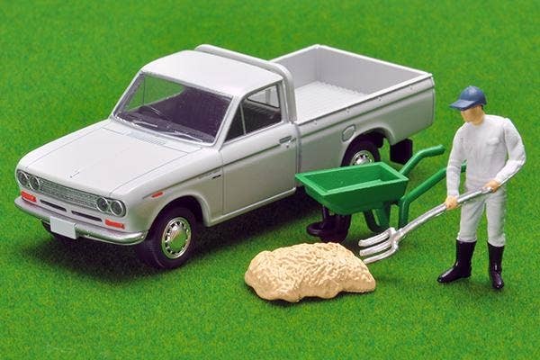 LV-195c Datsun Truck 1300 Deluxe (White) with Figure Tomytec Auto a Escala Diecast - Imagen 2