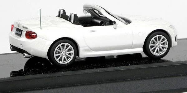 Mazda Roadster RS (2013) Crystal White Pearl Mica Oversteer Auto a Escala Diecast - Imagen 2