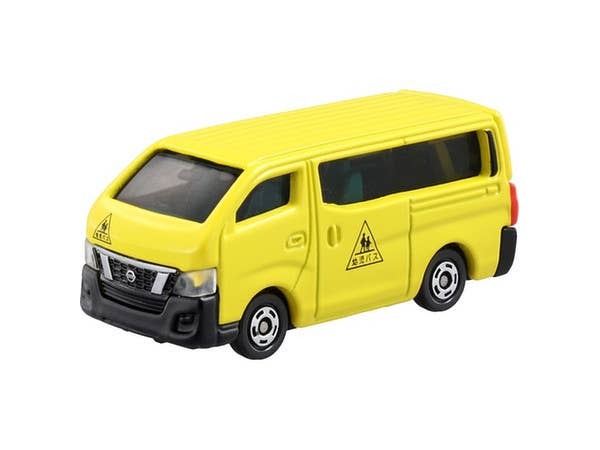 105 Nissan NV350 Carvan (Yellow) Takara Tomy Auto a Escala Diecast - Imagen 2
